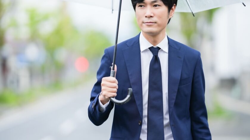 雨の日でも安心！スーツの撥水加工とお手入れ方法