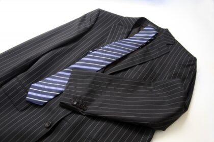 スーツを横に寝かせている