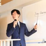 プレゼンする男性