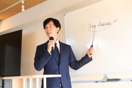 プレゼンする男性