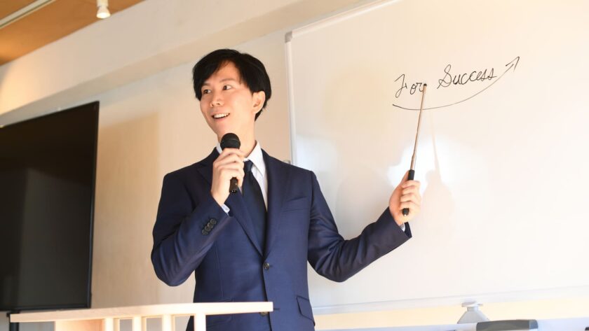 プレゼンする男性