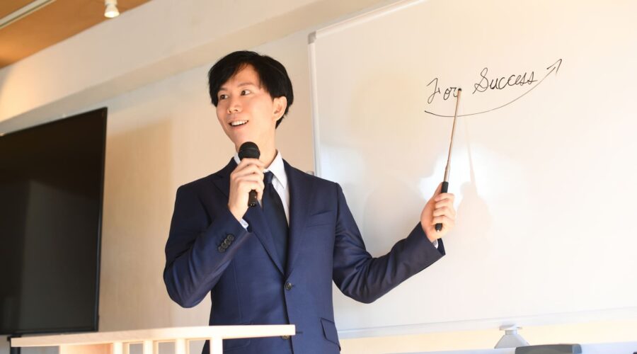 プレゼンする男性